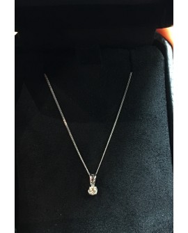 collier pendentif en or blanc avec diamant solitaire de 0,10 carat